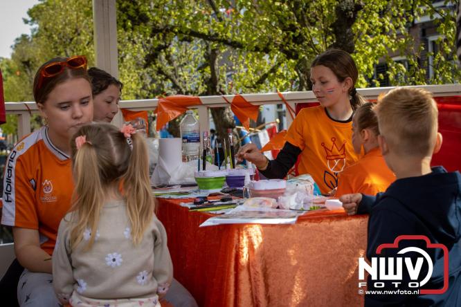 Volle terrassen, bruisende kleedjesmarkt en sportieve Wallenloop: Elburg leeft tijdens koningsdag! - &copy; NWVFoto.nl